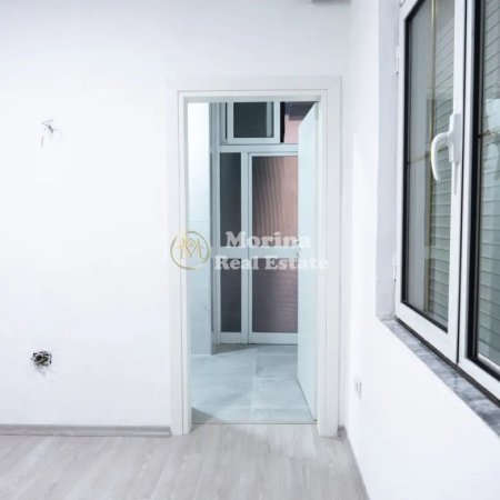 Tirane, jepet me qera ambjent biznesi Kati 6, 95 m² 900 € (Sheshi Willson)