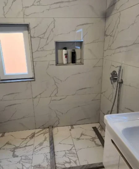 Tirane, jepet me qera apartament 2+1+Ballkon Kati 3, 85 m² 700 € 