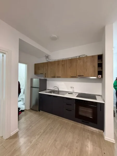 Tirane, jepet me qera apartament 1+1+Ballkon Kati 1, 55 m² 500 € (Kompleksi FZ)