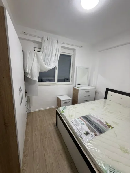Tirane, jepet me qera apartament 1+1+Ballkon Kati 1, 55 m² 500 € (Kompleksi FZ)