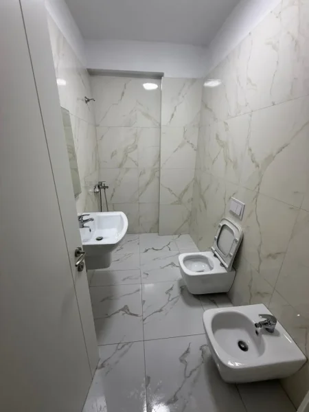 Tirane, jepet me qera apartament 1+1+Ballkon Kati 1, 55 m² 500 € (Kompleksi FZ)