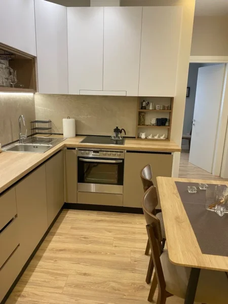 Tirane, jepet me qera apartament 2+1+Ballkon Kati 7, 85 m² 800 € 