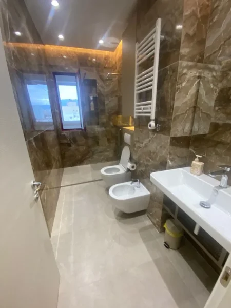 Tirane, jepet me qera apartament 2+1+Ballkon Kati 7, 85 m² 800 € 