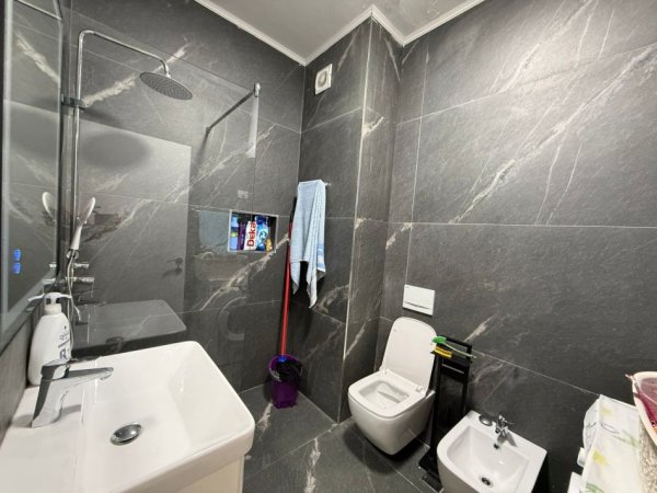 Tirane, jepet me qera apartament 1+1+Ballkon Kati 3, 70 m² 880 € (Parku Olimpik)