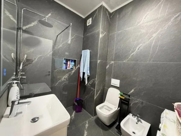 Tirane, jepet me qera apartament 1+1+Ballkon Kati 3, 70 m² 880 € (Parku Olimpik)