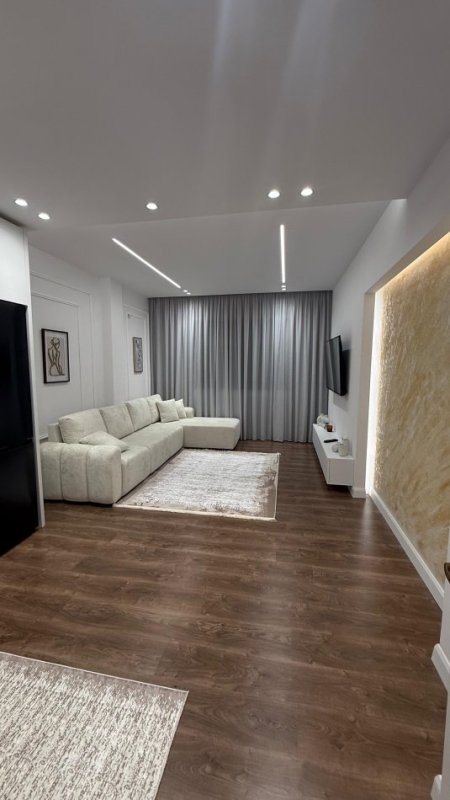 Tirane, jepet me qera apartament 1+1 , 66 m² 500 € (Yzberisht)