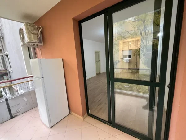 SHITET APARTAMENT 1+1 – Kodra e Diellit, Rruga Bill Clinton 70 m²,kati 3,me hipoteke,128 mln leke