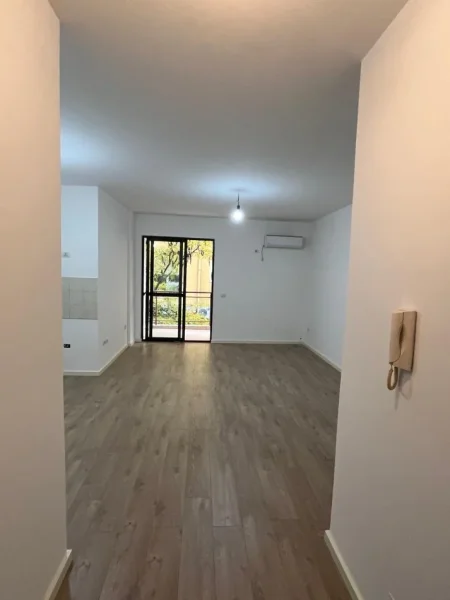 SHITET APARTAMENT 1+1 – Kodra e Diellit, Rruga Bill Clinton 70 m²,kati 3,me hipoteke,128 mln leke