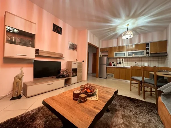 Jepet me qera apartament 2+1+Ballkon , 95 m² 700 € (Shkolla kuqe)