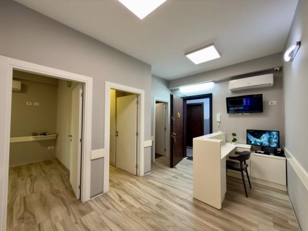 Tirane, jepet me qera ambjent biznesi Kati 1, 106 m² 900 € (Brryli)