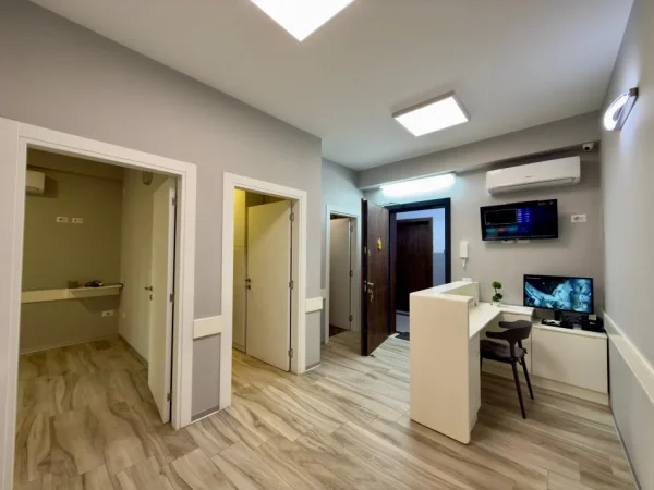 Tirane, jepet me qera ambjent biznesi Kati 1, 106 m² 900 € (Brryli)