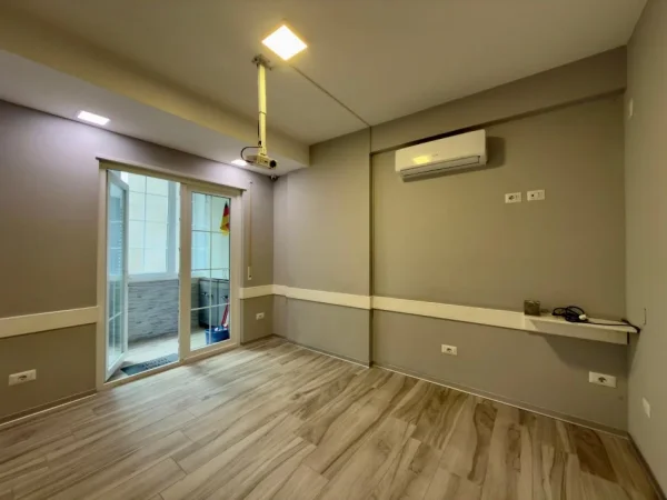 Tirane, jepet me qera ambjent biznesi Kati 1, 106 m² 900 € (Brryli)