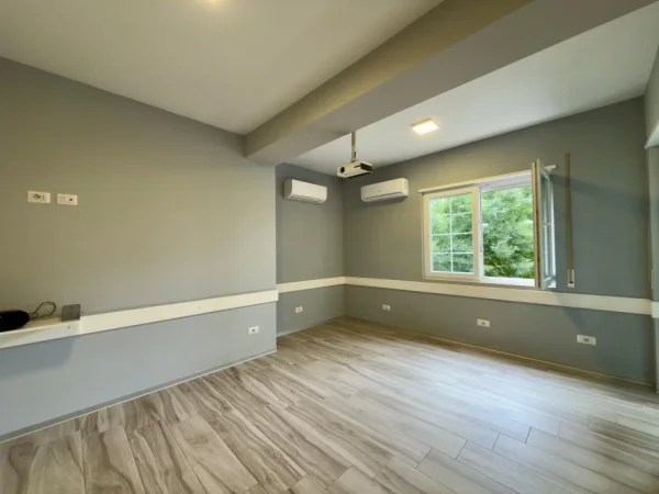 Tirane, jepet me qera ambjent biznesi Kati 1, 106 m² 900 € (Brryli)