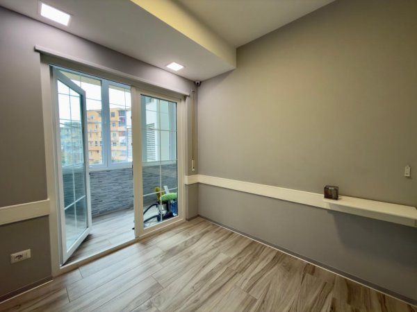 Tirane, jepet me qera ambjent biznesi Kati 1, 106 m² 900 € (Brryli)