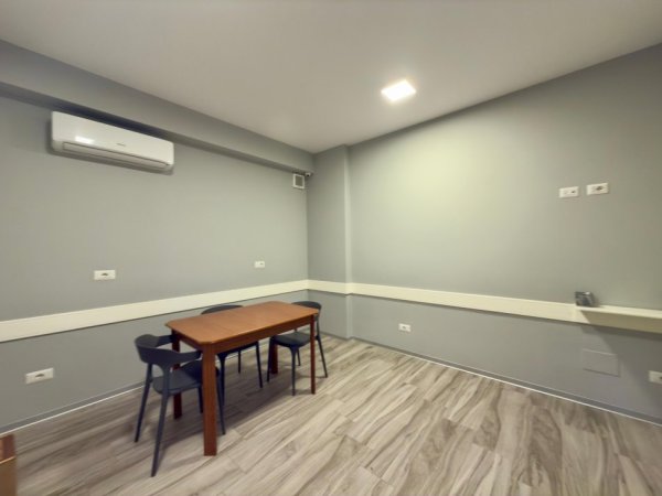 Tirane, jepet me qera ambjent biznesi Kati 1, 106 m² 900 € (Brryli)