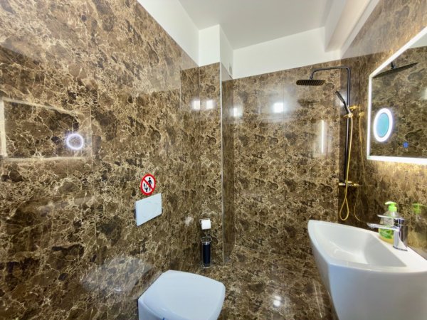 Tirane, jepet me qera ambjent biznesi Kati 1, 106 m² 900 € (Brryli)