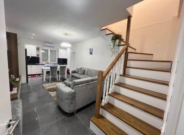 Tirane, jepet me qera apartament duplex 2+1+Ballkon Kati 2, 120 m² 450 € (Frigoriferi)