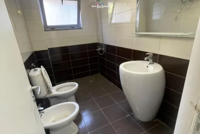 Tirane, jepet me qera zyre Kati 1, 100 m² 800 € (Rruga Mine Peza)