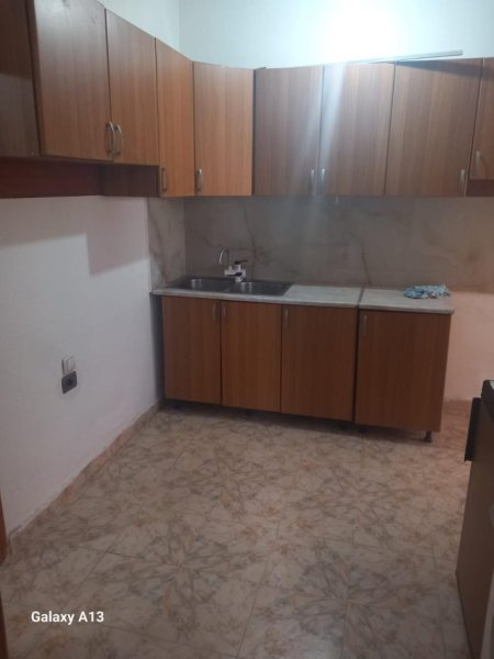 Tirane, jepet me qera garsonier 1+1 Kati 1, 40 m² (Fundi Rruges Burgut, Mbrapa Skrapit)