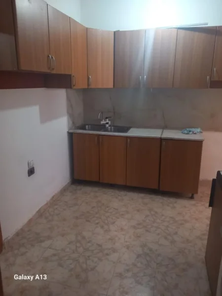 Tirane, jepet me qera garsonier 1+1 Kati 1, 40 m² (Fundi Rruges Burgut, Mbrapa Skrapit)
