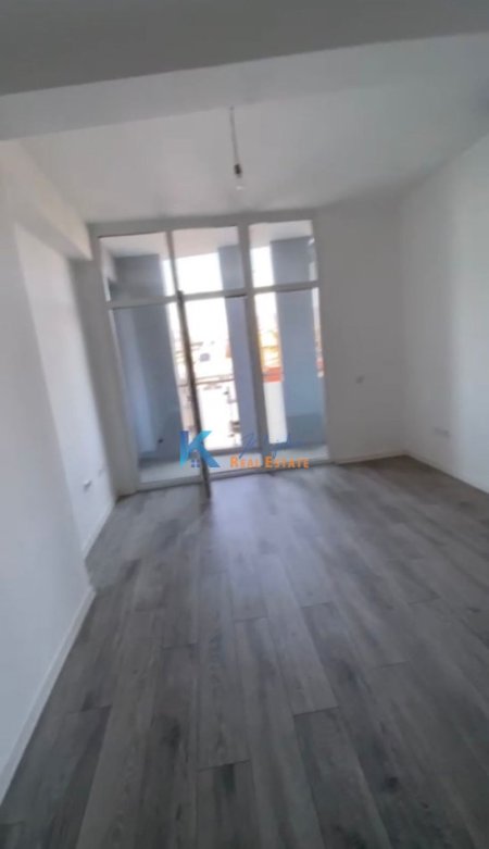 Tirane, jap me qera zyre Kati 6, 60 m² 700 € (Komuna e Parisit, Kompleksi KIKA 2)