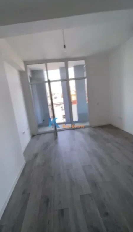 Tirane, jap me qera zyre Kati 6, 60 m² 700 € (Komuna e Parisit, Kompleksi KIKA 2)