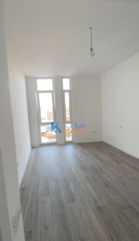 Tirane, jap me qera zyre Kati 6, 60 m² 700 € (Komuna e Parisit, Kompleksi KIKA 2)