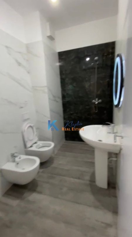 Tirane, jap me qera zyre Kati 6, 60 m² 700 € (Komuna e Parisit, Kompleksi KIKA 2)