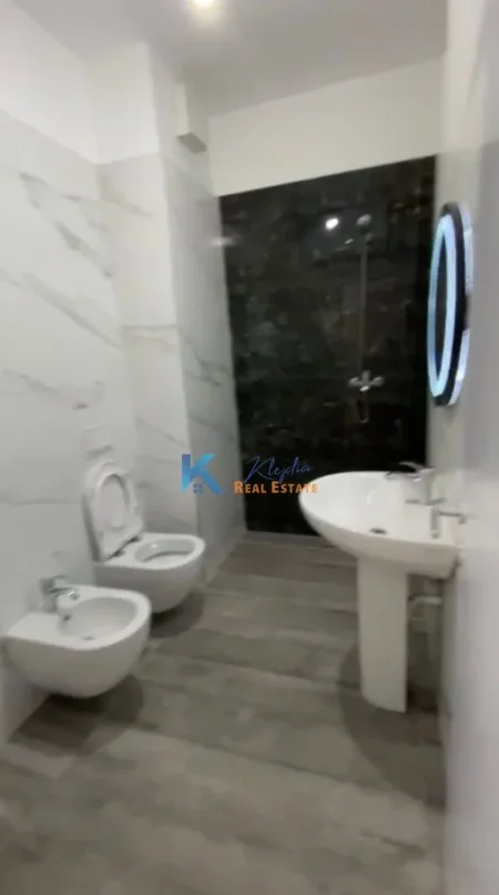 Tirane, jap me qera zyre Kati 6, 60 m² 700 € (Komuna e Parisit, Kompleksi KIKA 2)
