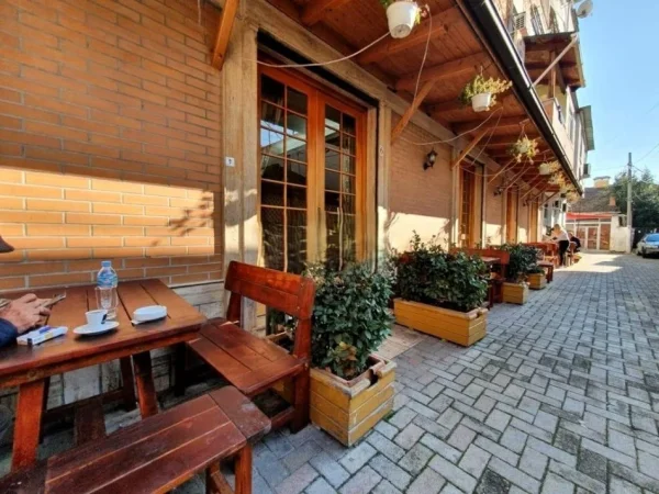 Tirane, jepet me qera ambjent biznesi Kati 0, 108 m² 2.500 € (rruga e kavajes)