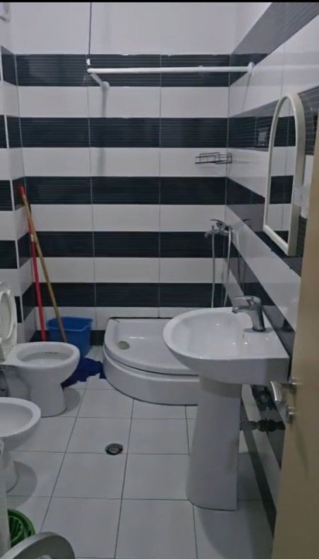 Tirane, jepet me qera apartament 1+1+Ballkon Kati 5, 65 m² 400 € (Rruga Teodor Keko ,Astir prane raiffaisen bank)