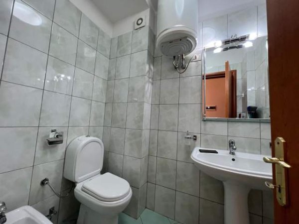 Tirane, jepet me qera apartament 2+1+BLK Kati 7, 700 Euro (RRUGA E KAVAJES)