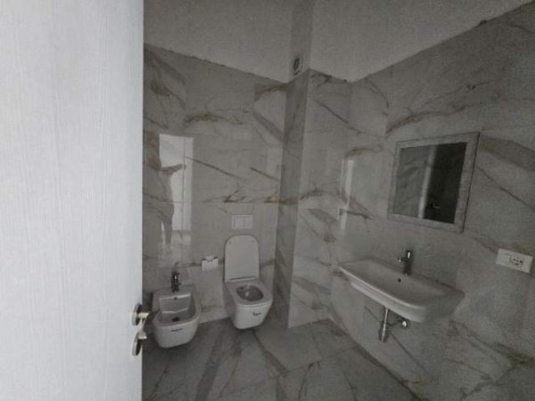 Tirane, jepet me qera apartament 2+1+BLK Kati 7, 700 Euro (RRUGA E KAVAJES)