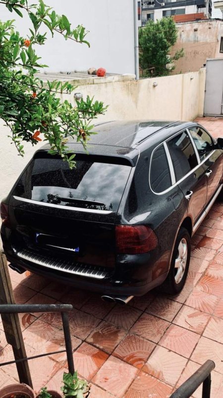 Tirane, shes makine Porsche Cayenne Viti 2005, 6.500 Euro