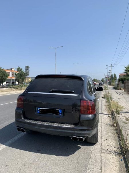 Tirane, shes makine Porsche Cayenne Viti 2005, 6.500 Euro