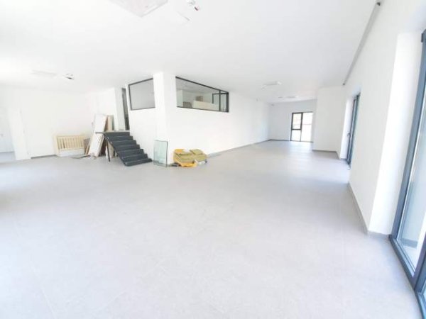 Tirane, jepet me qera zyre Kati 0, 200 m² 4.000 Euro (Restorant Xibraku)