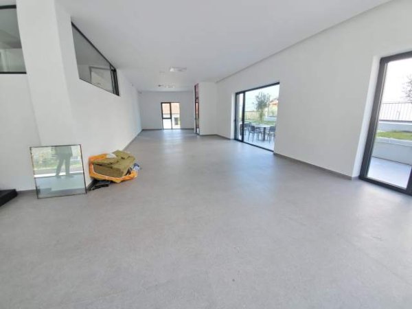 Tirane, jepet me qera zyre Kati 0, 200 m² 4.000 Euro (Restorant Xibraku)