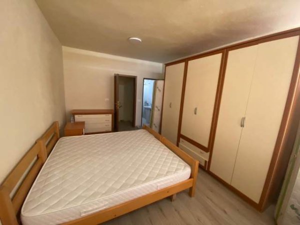Tirane, jepet me qera apartament duplex 1+1 Kati 1, 85 m² 350 Euro (Stacioni Trenit)