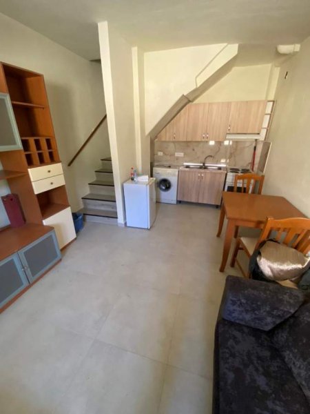 Tirane, jepet me qera apartament duplex 1+1 Kati 1, 85 m² 350 Euro (Stacioni Trenit)
