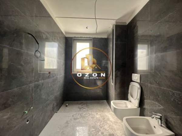 Tirane, shitet Vile 4+1+A+BLK Kati 3, 800 m² 1.100.000 Euro (PETRELE)