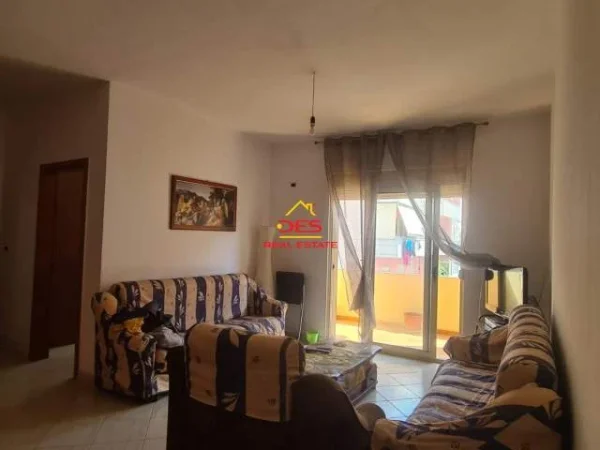 Vlore, jepet me qera apartament Kati 6, 70 m² 300 Euro (Rruga Hasan Kushta)
