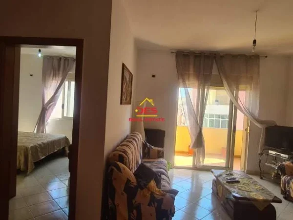 Vlore, jepet me qera apartament Kati 6, 70 m² 300 Euro (Rruga Hasan Kushta)
