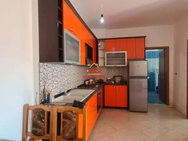 Vlore, jepet me qera apartament Kati 6, 70 m² 300 Euro (Rruga Hasan Kushta)