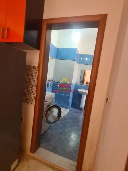 Vlore, jepet me qera apartament Kati 6, 70 m² 300 Euro (Rruga Hasan Kushta)