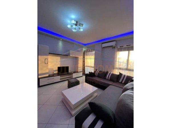 Tirane, jepet me qera apartament 1+1 Kati 7, 70 m² 350 Euro (Yzberisht)