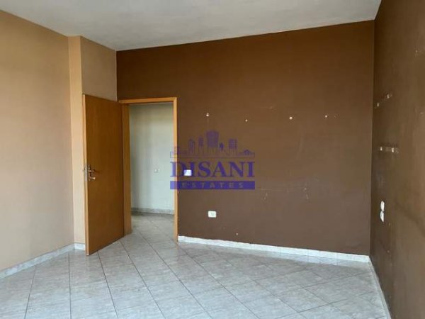 Tirane, jepet me qera ambjent biznesi Kati 4, 120 m² 400 Euro (kongresi i manastirit)