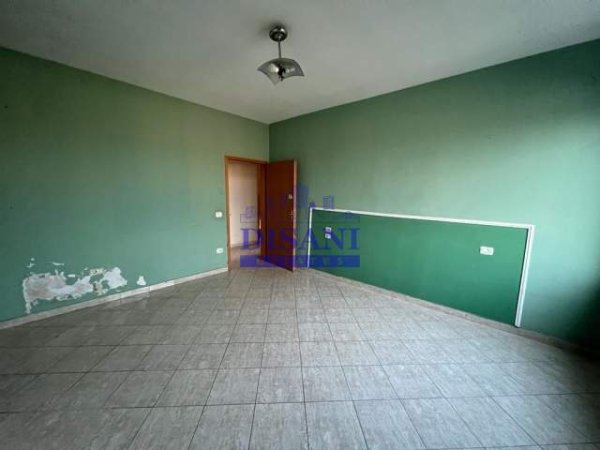 Tirane, jepet me qera ambjent biznesi Kati 4, 120 m² 400 Euro (kongresi i manastirit)