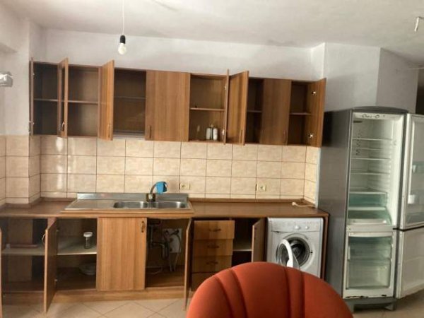 Tirane, jepet me qera apartament 2+1+BLK Kati 1, 92 m² 500 Euro (Komun Parisi)