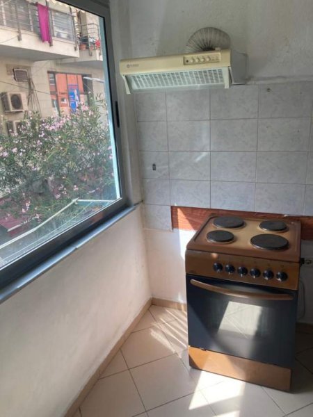 Tirane, jepet me qera apartament 2+1+BLK Kati 1, 92 m² 500 Euro (Komun Parisi)