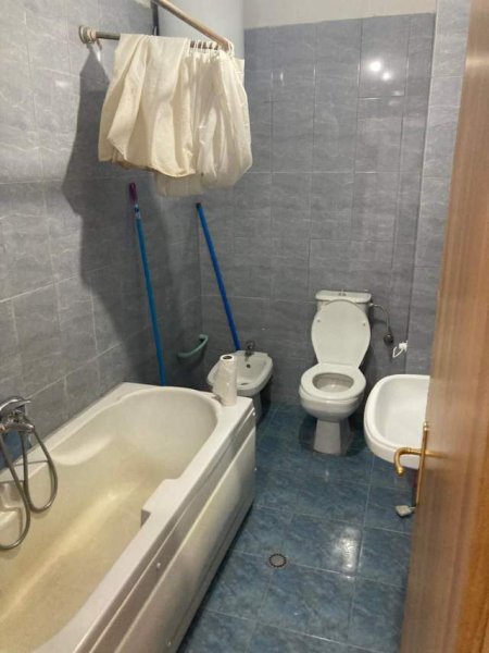 Tirane, jepet me qera apartament 2+1+BLK Kati 1, 92 m² 500 Euro (Komun Parisi)